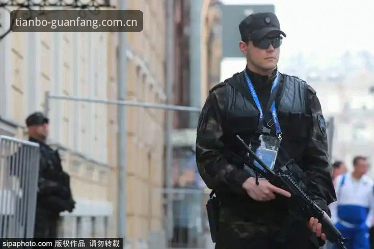 世界杯安保策略调整深度分析：英国警员缩编背后的体育赛事管理逻辑